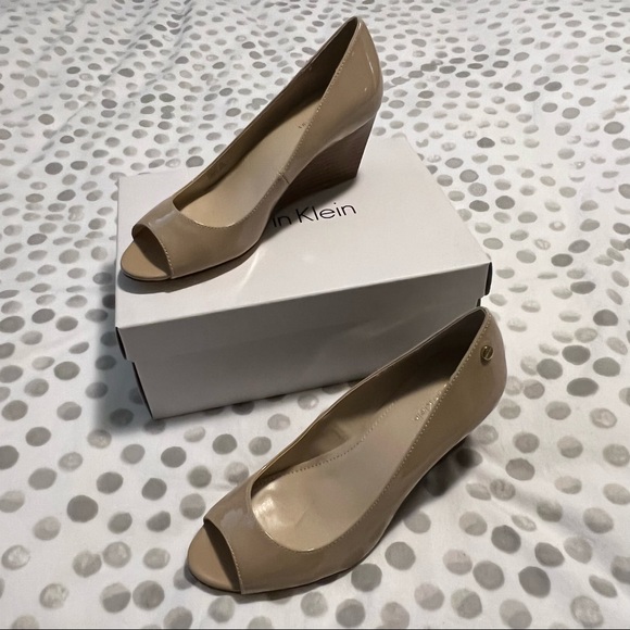 NWT Calvin Klein Shelley Patent Leather Nude Peep Toe Wedge Heels Size 6 - Picture 2 of 11
